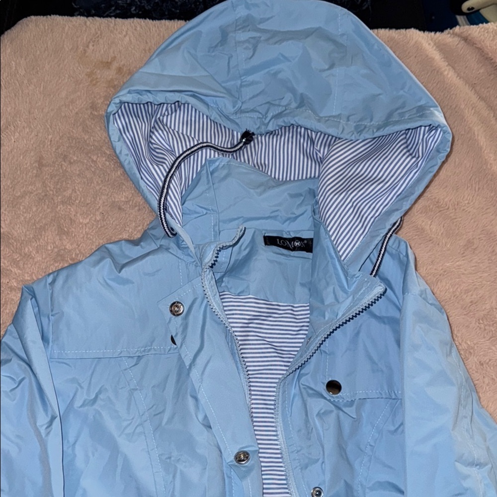 Blue Ski Jacket with Full-Length Zipper and Sporty Design